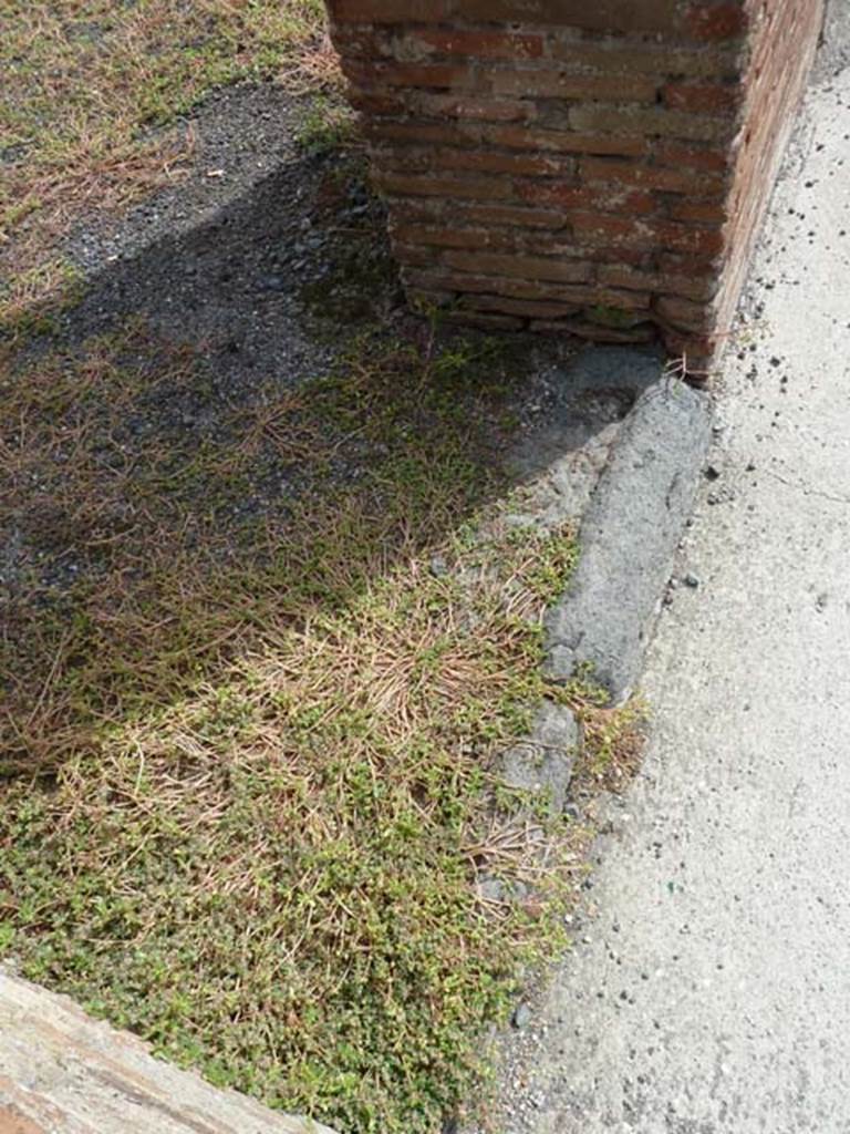 VIII 4 52 Pompeii September 2015 Entrance Doorway Threshold